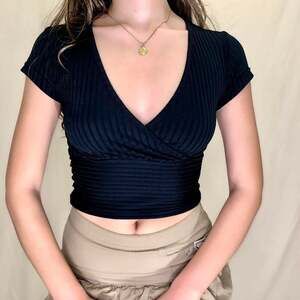 Vintage Ribbed V-Neck Crop Top Black Shorth Sleeve Y2K Style Size S